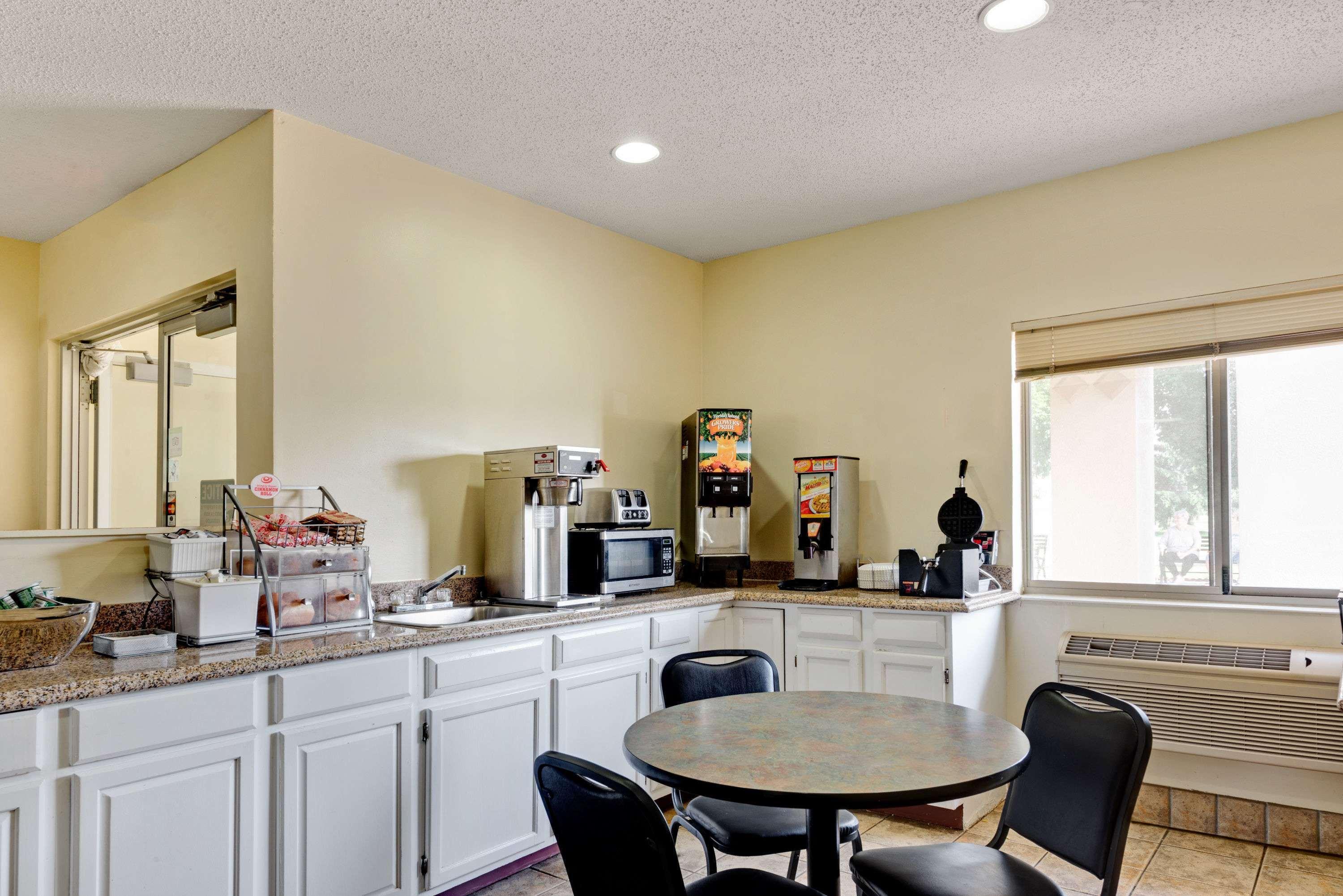 Super 8 By Wyndham Kokomo Exteriér fotografie